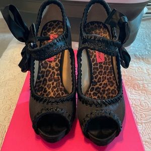 Betsey Johnson Calandra black satin size 6.5